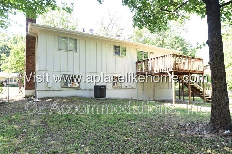 *AVAILABLE NOW* 5521 Perry Ln, Merriam, KS 66203 property image