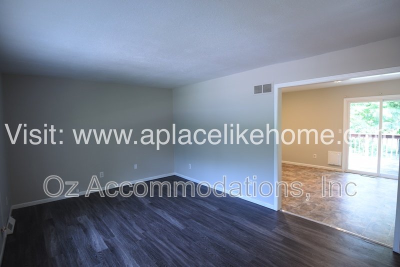 *AVAILABLE NOW* 5521 Perry Ln, Merriam, KS 66203 property image