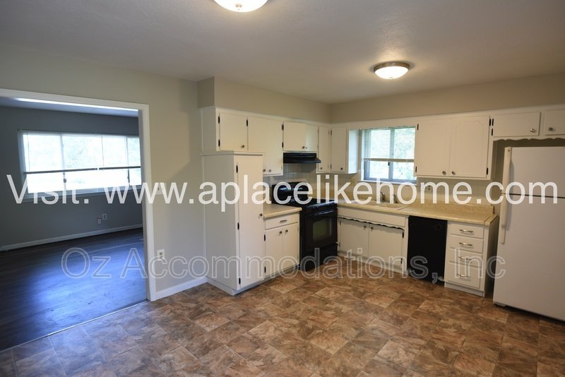 *AVAILABLE NOW* 5521 Perry Ln, Merriam, KS 66203 property image