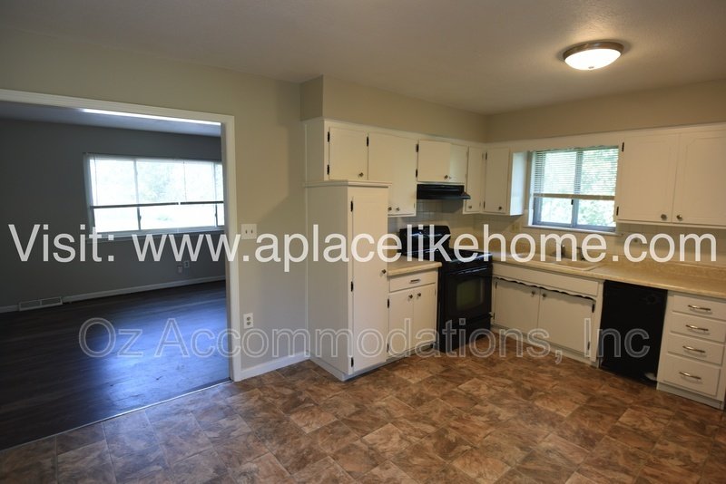 *AVAILABLE NOW* 5521 Perry Ln, Merriam, KS 66203 property image