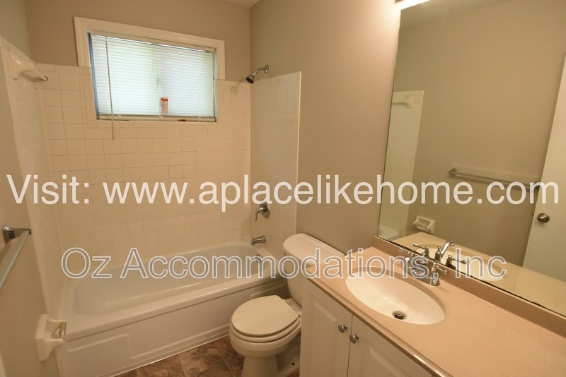 *AVAILABLE NOW* 5521 Perry Ln, Merriam, KS 66203 property image