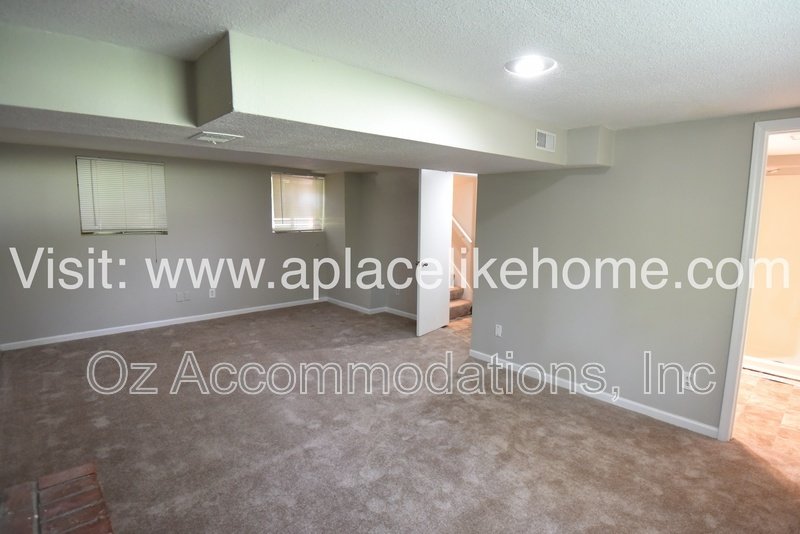 *AVAILABLE NOW* 5521 Perry Ln, Merriam, KS 66203 property image