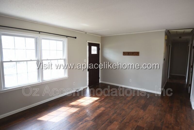 Charming 3-Bedroom, 2-Bath Brick Raised Ranch in Lee’s Summit! property image