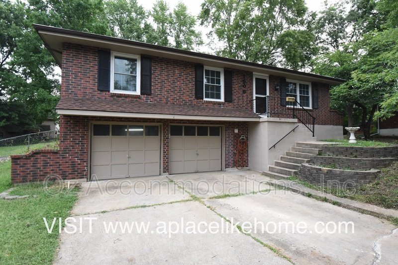 Charming 3-Bedroom, 2-Bath Brick Raised Ranch in Lee’s Summit! property image