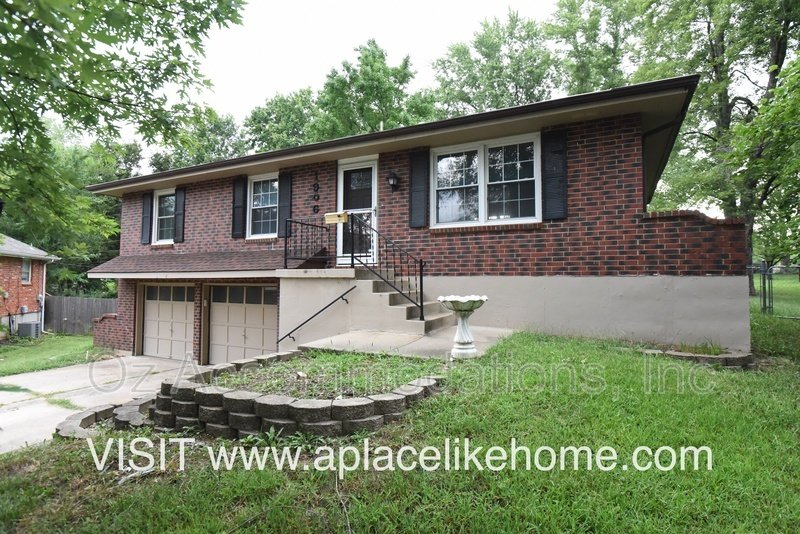 Charming 3-Bedroom, 2-Bath Brick Raised Ranch in Lee’s Summit! property image