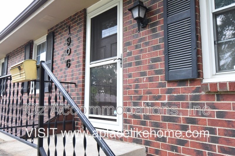 Charming 3-Bedroom, 2-Bath Brick Raised Ranch in Lee’s Summit! property image