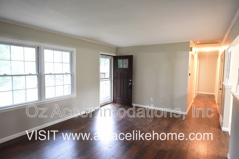 Charming 3-Bedroom, 2-Bath Brick Raised Ranch in Lee’s Summit! property image