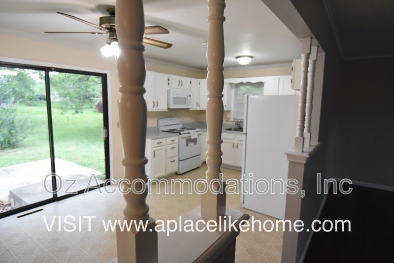 Charming 3-Bedroom, 2-Bath Brick Raised Ranch in Lee’s Summit! property image