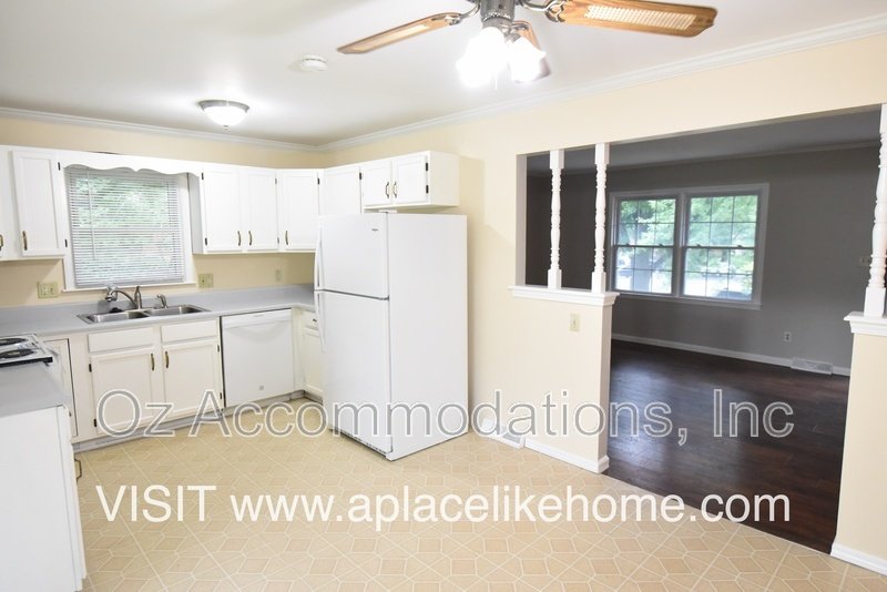 Charming 3-Bedroom, 2-Bath Brick Raised Ranch in Lee’s Summit! property image