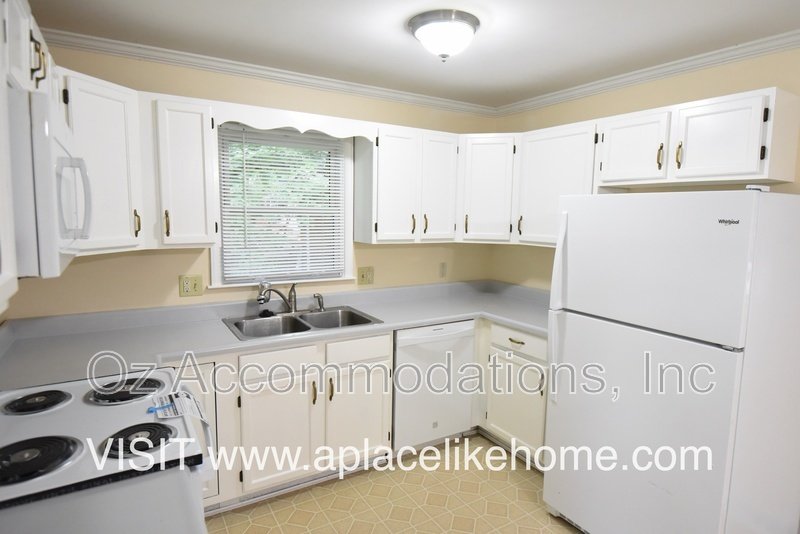 Charming 3-Bedroom, 2-Bath Brick Raised Ranch in Lee’s Summit! property image