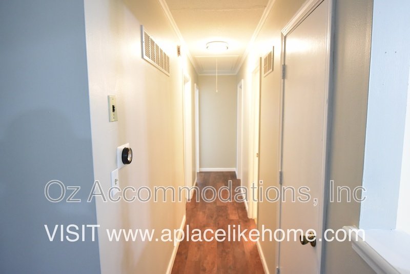 Charming 3-Bedroom, 2-Bath Brick Raised Ranch in Lee’s Summit! property image