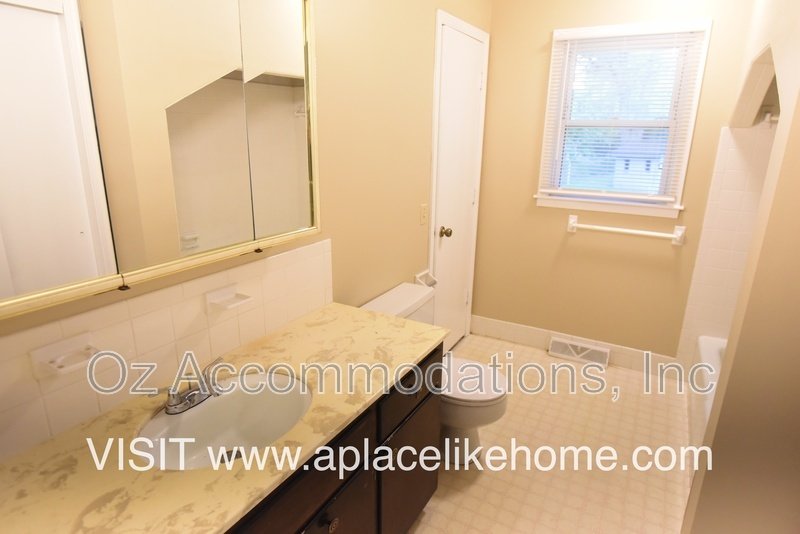 Charming 3-Bedroom, 2-Bath Brick Raised Ranch in Lee’s Summit! property image