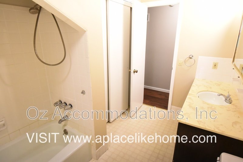 Charming 3-Bedroom, 2-Bath Brick Raised Ranch in Lee’s Summit! property image