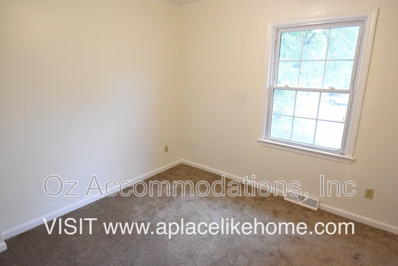Charming 3-Bedroom, 2-Bath Brick Raised Ranch in Lee’s Summit! property image