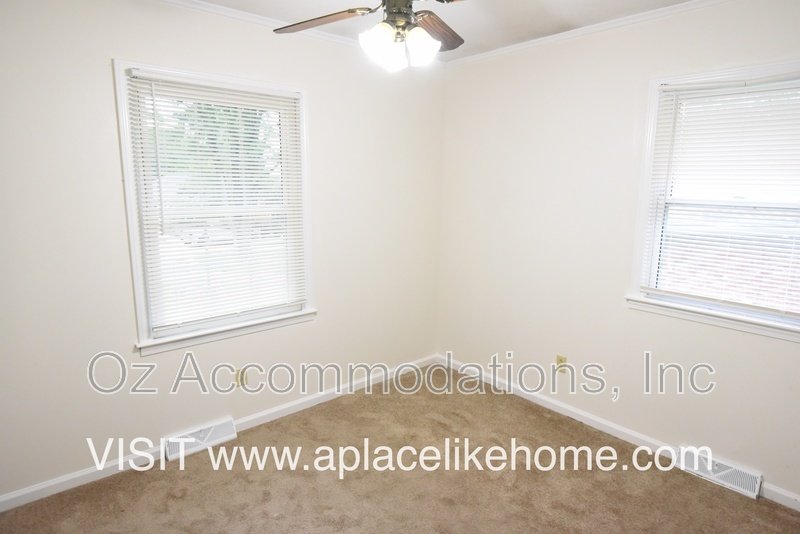 Charming 3-Bedroom, 2-Bath Brick Raised Ranch in Lee’s Summit! property image