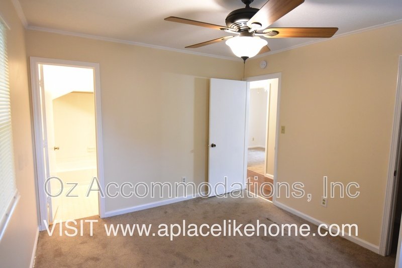 Charming 3-Bedroom, 2-Bath Brick Raised Ranch in Lee’s Summit! property image