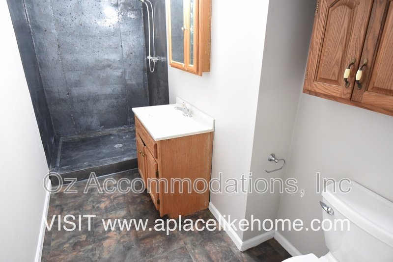 Charming 3-Bedroom, 2-Bath Brick Raised Ranch in Lee’s Summit! property image