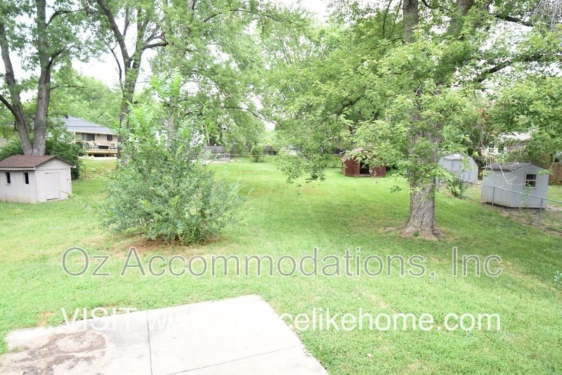 Charming 3-Bedroom, 2-Bath Brick Raised Ranch in Lee’s Summit! property image