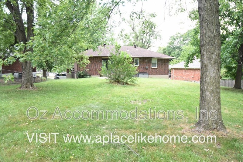 Charming 3-Bedroom, 2-Bath Brick Raised Ranch in Lee’s Summit! property image