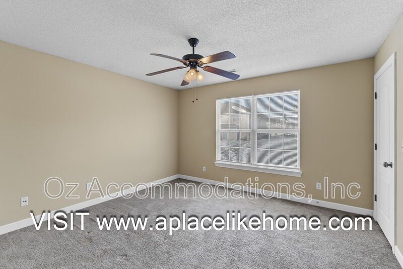 Ready to View| 807 SW Imperial Ln, Blue Springs, MO 64064 property image