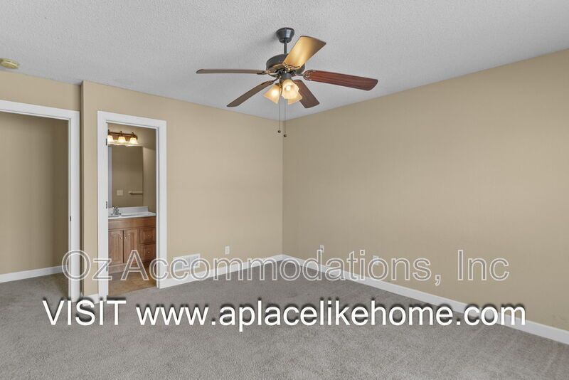 Ready to View| 807 SW Imperial Ln, Blue Springs, MO 64064 property image