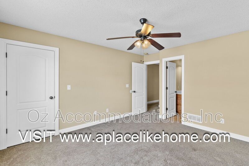 Ready to View| 807 SW Imperial Ln, Blue Springs, MO 64064 property image