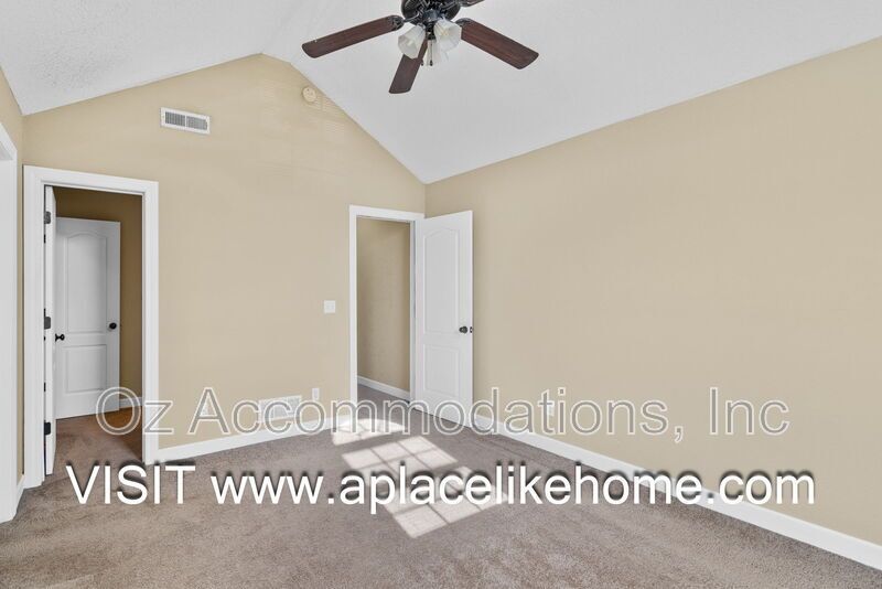 Ready to View| 807 SW Imperial Ln, Blue Springs, MO 64064 property image