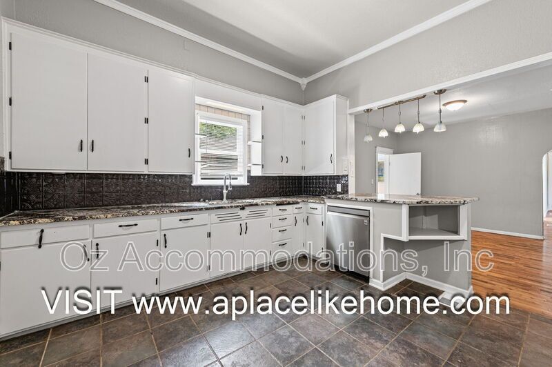 Charming 3-Bedroom Bungalow with a Spacious Yard in Kansas City, KS property image