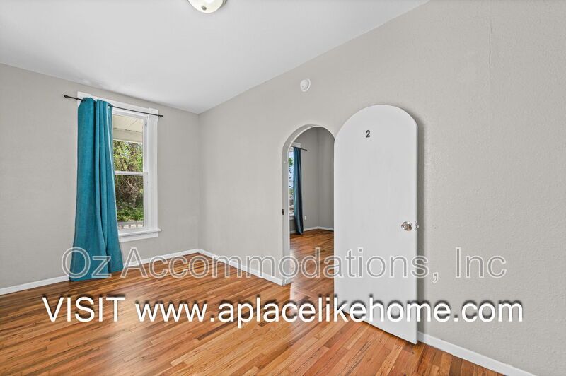 Charming 3-Bedroom Bungalow with a Spacious Yard in Kansas City, KS property image