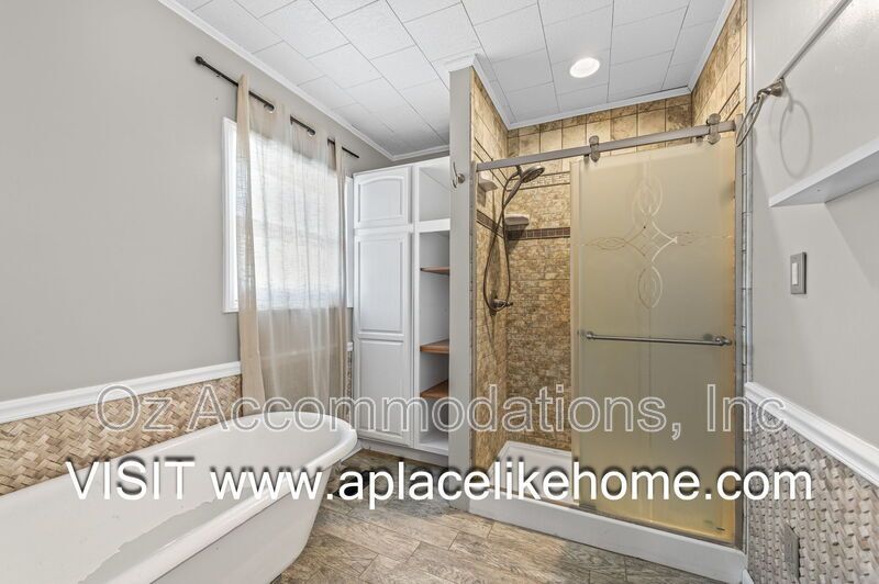 Charming 3-Bedroom Bungalow with a Spacious Yard in Kansas City, KS property image