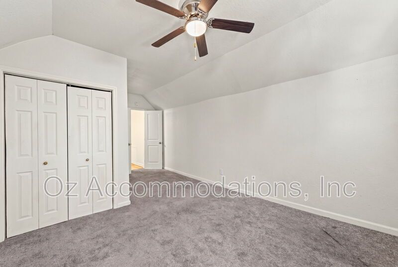 Charming 3-Bedroom Bungalow with a Spacious Yard in Kansas City, KS property image
