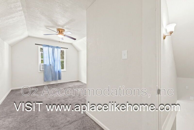 Charming 3-Bedroom Bungalow with a Spacious Yard in Kansas City, KS property image
