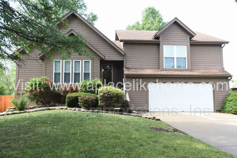 HUGE DECK + PRIVATE FENCED YARD | BLUE VALLEY SCHOOLS property image