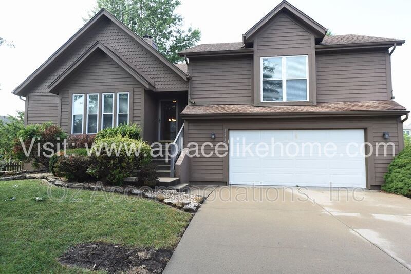 HUGE DECK + PRIVATE FENCED YARD | BLUE VALLEY SCHOOLS property image