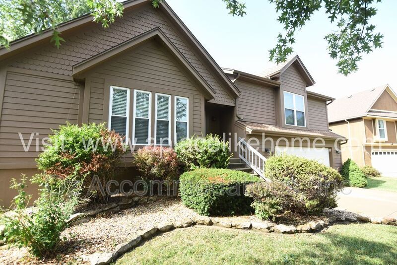 HUGE DECK + PRIVATE FENCED YARD | BLUE VALLEY SCHOOLS property image