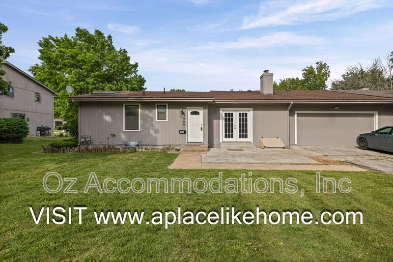 3BR/3BA Half Duplex in Grandview – Spacious Layout & HOA-Included Amenities property image