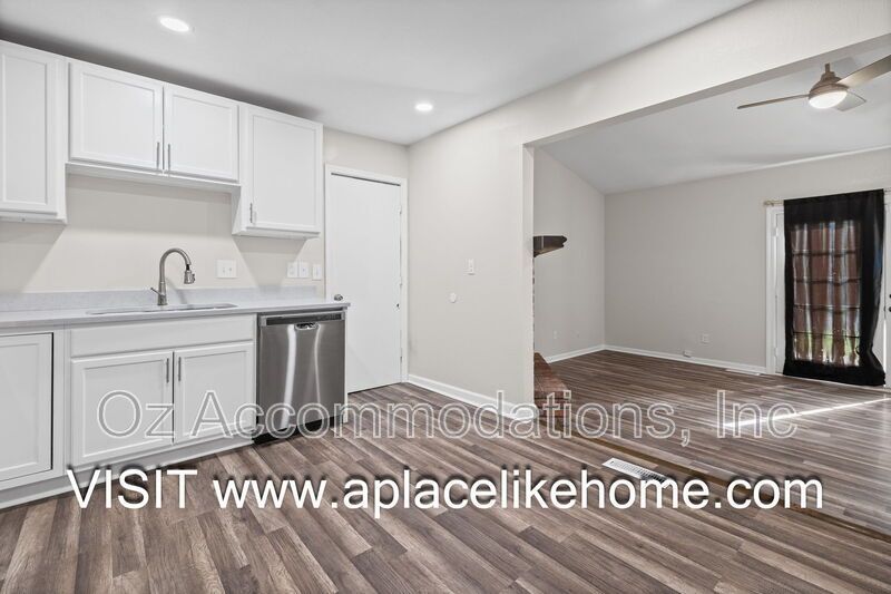 3BR/3BA Half Duplex in Grandview – Spacious Layout & HOA-Included Amenities property image