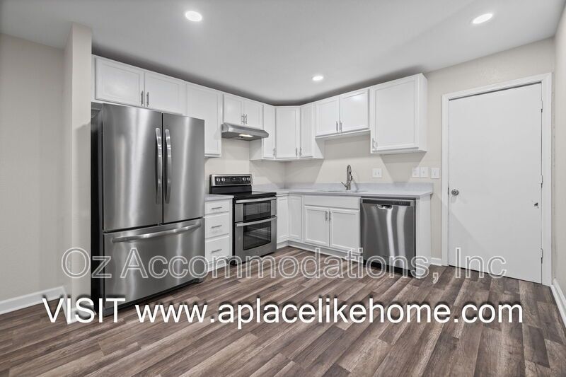 3BR/3BA Half Duplex in Grandview – Spacious Layout & HOA-Included Amenities property image