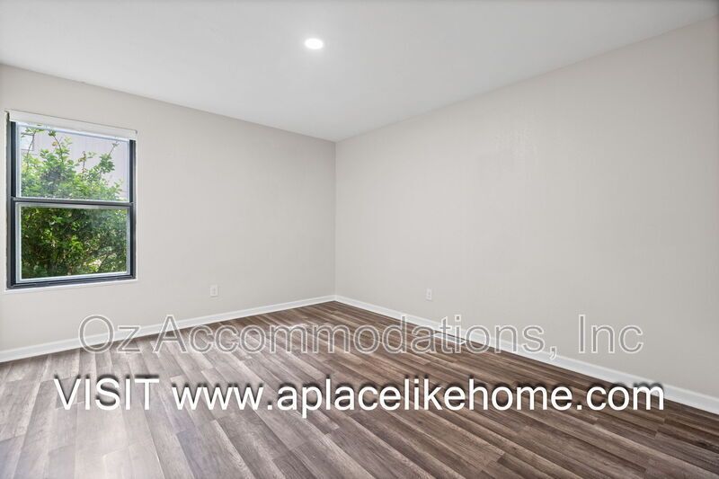 3BR/3BA Half Duplex in Grandview – Spacious Layout & HOA-Included Amenities property image