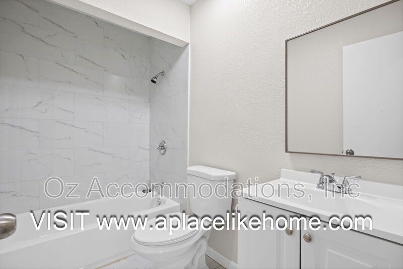 3BR/3BA Half Duplex in Grandview – Spacious Layout & HOA-Included Amenities property image
