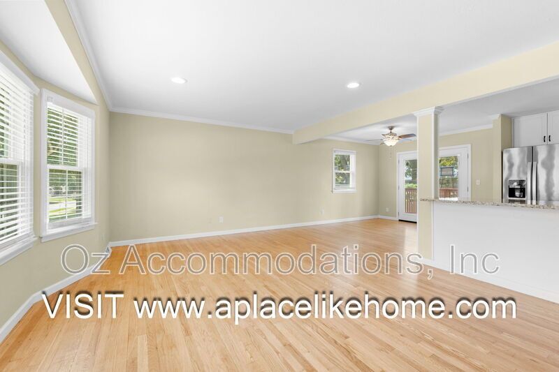 9514 Glenwood St property image