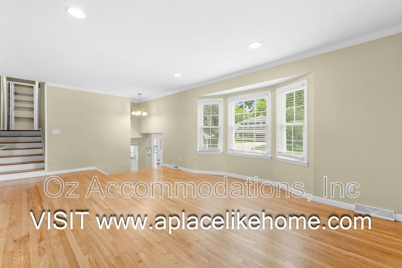 9514 Glenwood St property image