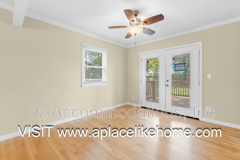 9514 Glenwood St property image