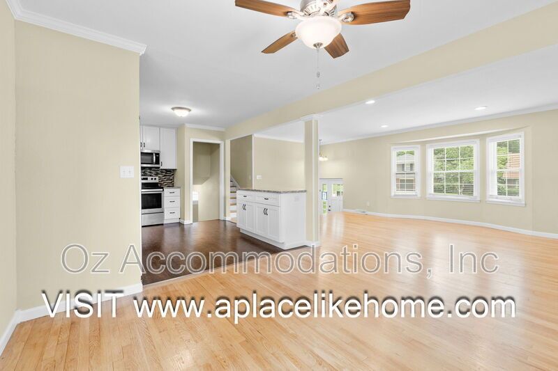 9514 Glenwood St property image