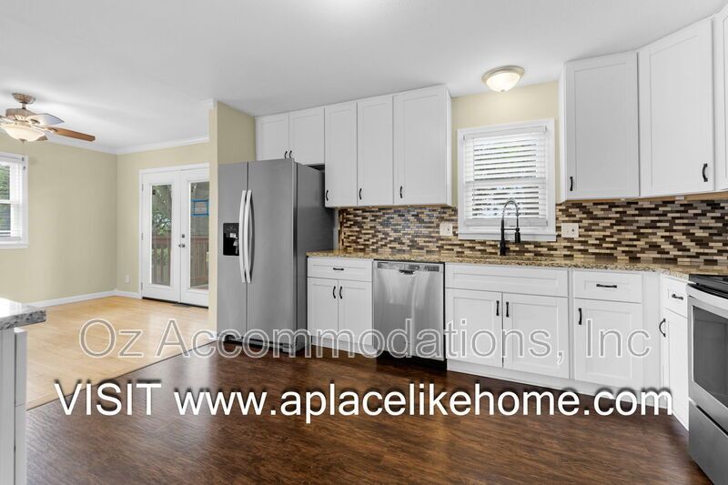 9514 Glenwood St property image