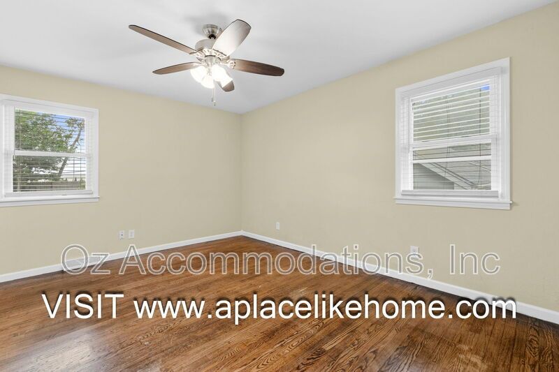 9514 Glenwood St property image