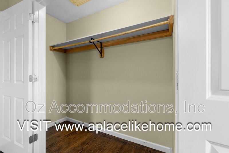 9514 Glenwood St property image