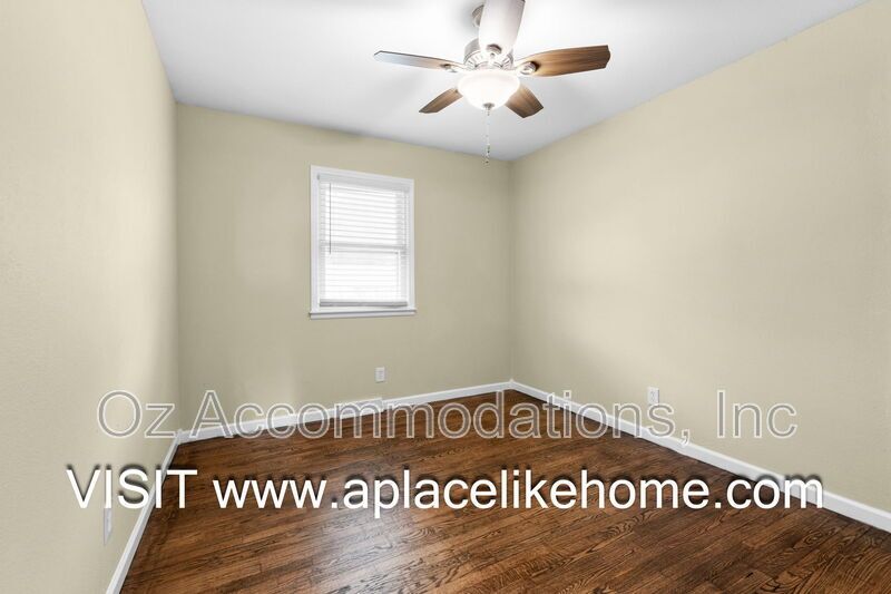9514 Glenwood St property image
