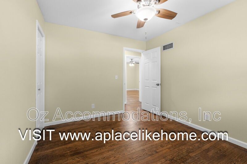 9514 Glenwood St property image