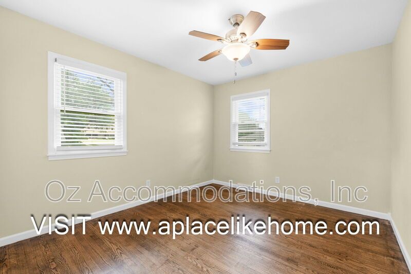 9514 Glenwood St property image